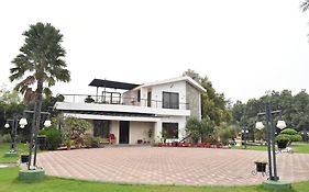 Ad Farmhouse